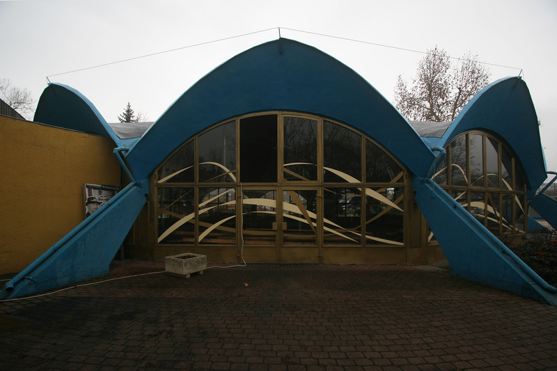 Illustration for article titled Inside the Ghostly Remains of Budapest's Condemned Amusement Park